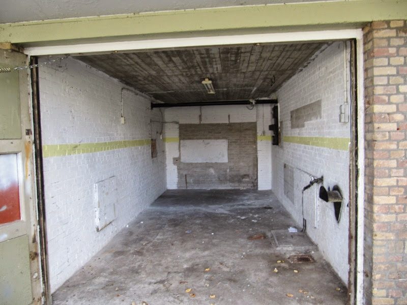 Garagebox met open deur, lege ruimte